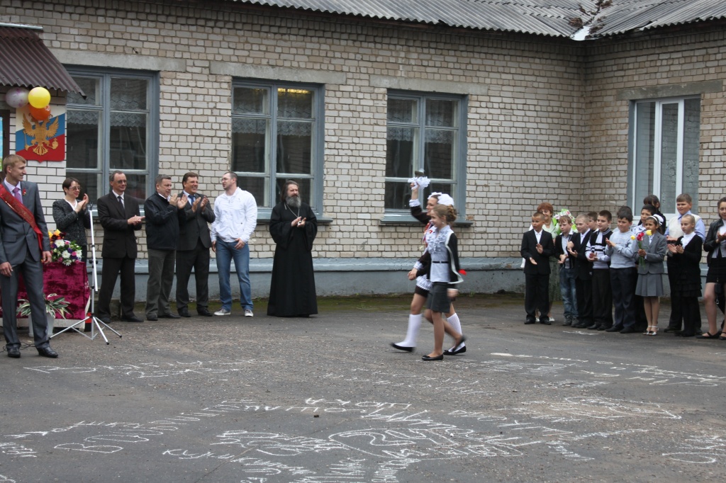 Руководство ПОДмитрогорское на линейке в школе.jpg Руководство ПОДмитрогорское на линейке в школе.jpg